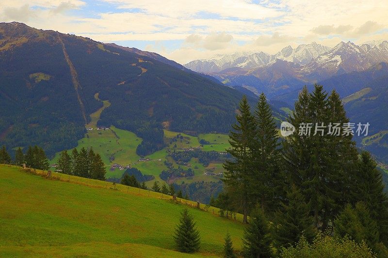 在齐勒塔尔山谷的田园诗般的风景，戏剧性的蒂罗尔雪山，奥地利