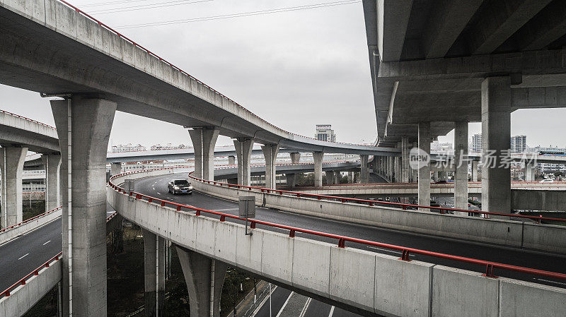 多云天气城市公路和立交桥鸟瞰图