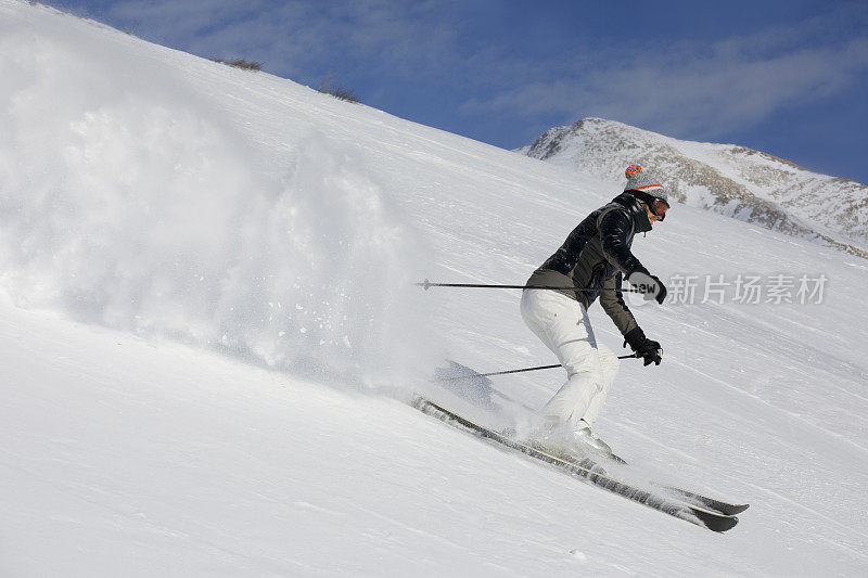 女子滑雪者在滑雪胜地滑雪业余冬季运动。高山雪景。意大利阿尔卑斯山上的多洛米特山脉。
