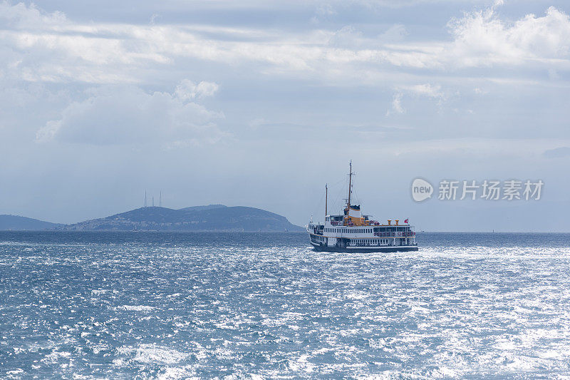 一艘客船在博斯普鲁斯海峡航行，在卡迪科伊岛和王子岛之间，土耳其伊斯坦布尔