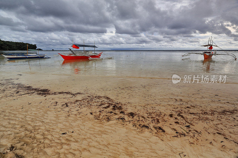 巴郎盖或邦加船搁浅在海滩上。蓬Ballo-Sipalay-Philippines。0333