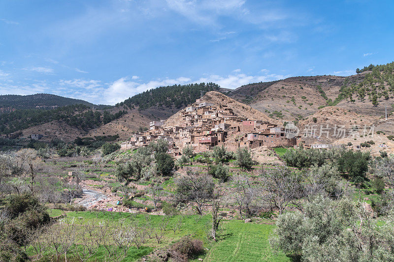 位于摩洛哥高阿特拉斯山脉山谷中的一个小村庄