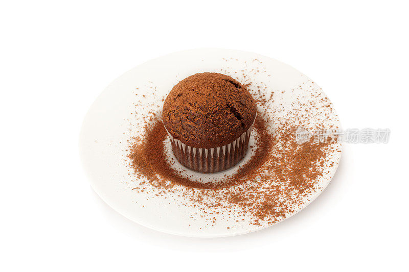 巧克力松饼放在托盘里，在可可粉里。