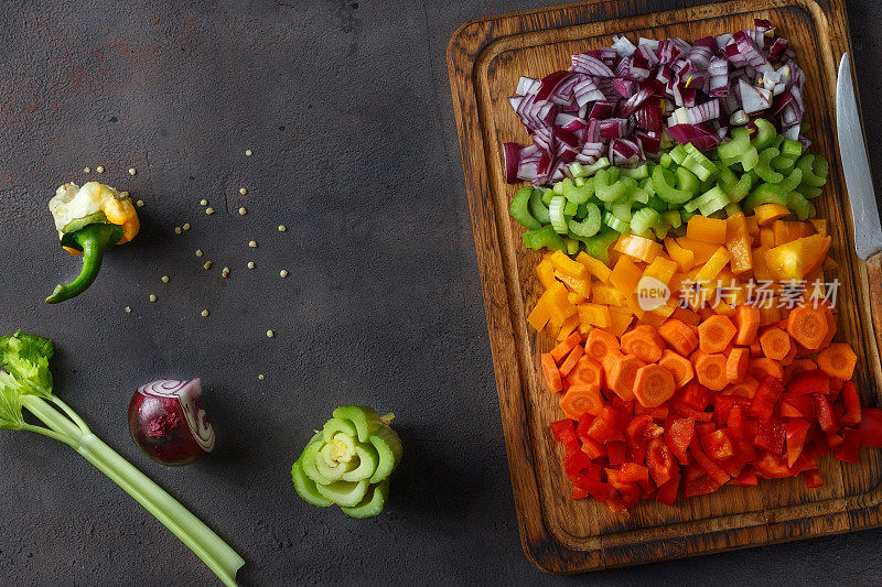 俯视图切好的新鲜蔬菜在砧板上的深色背景与拷贝空间