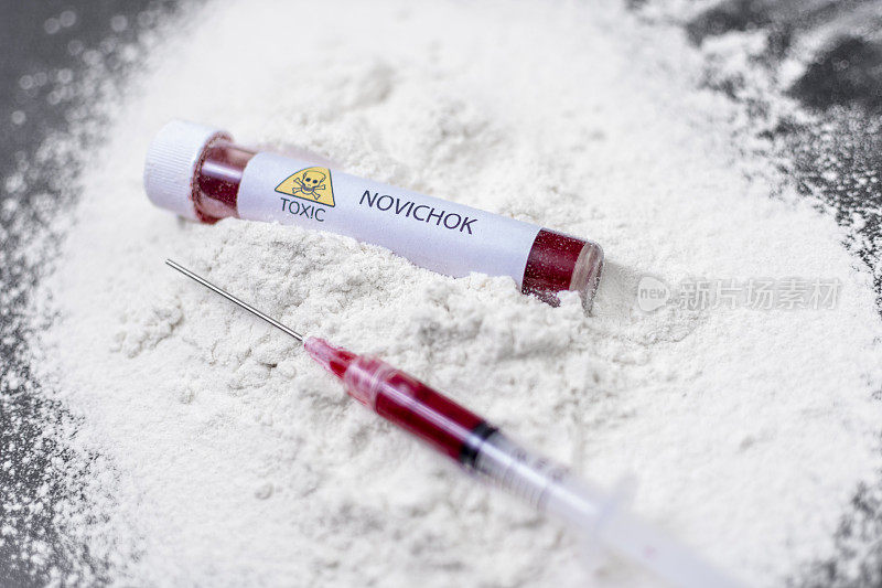 诺维乔克神经毒剂概念与血液和注射器的试管