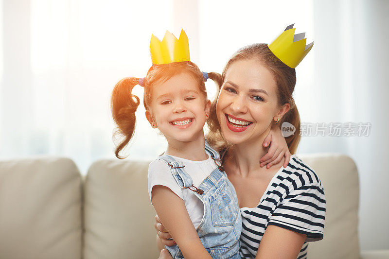 母亲节快乐!母亲和女儿戴着王冠