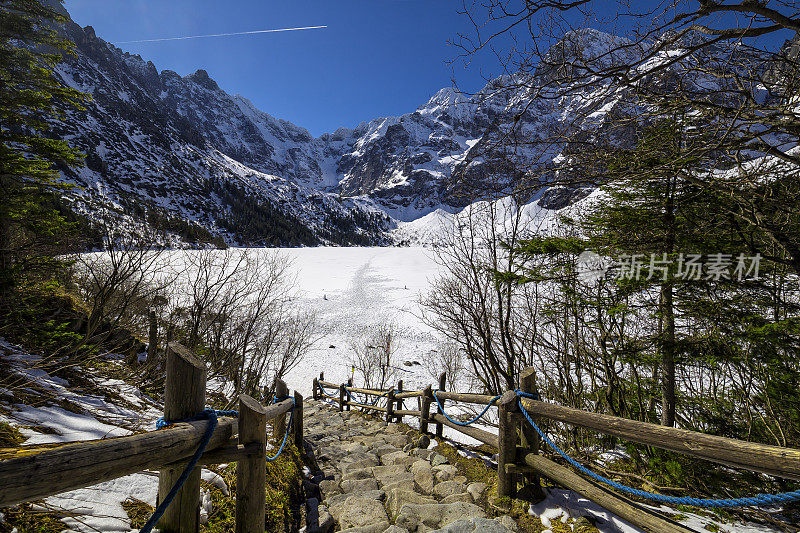 波兰塔特拉山脉的摩尔斯基奥科湖的冬季景色