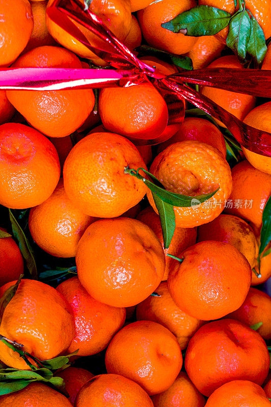 水果喜庆的盒子。用红丝带装在盒子里的新鲜橘子(橘子，小柑橘，柑桔)。收获的概念。顶视图,n