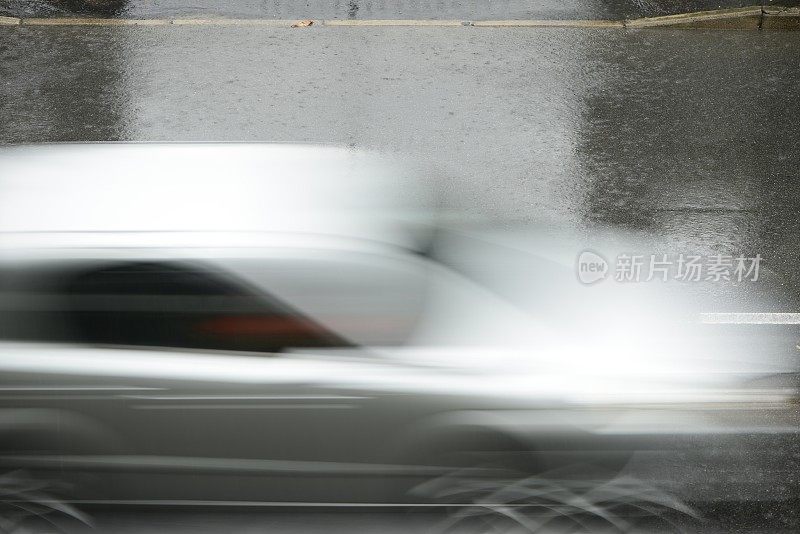 倾盆大雨时汽车在路上行驶