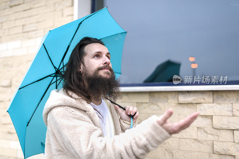 城市人想弄清楚是不是在下雨