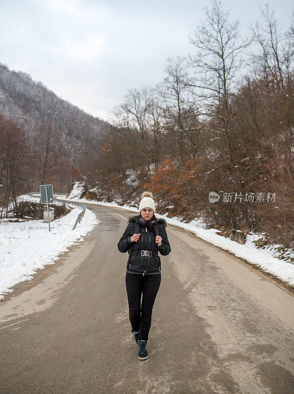 白雪路上的女人