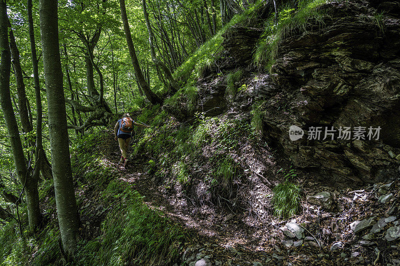 年长妇女徒步旅行朱利安阿尔卑斯山在春天，Primorska，斯洛文尼亚，欧洲