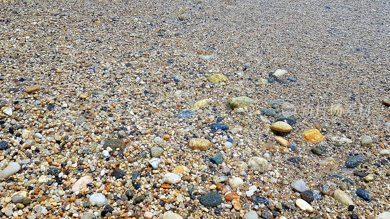 沙滩背景上的碎石