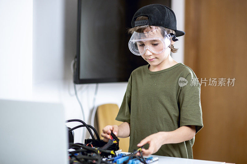 十几岁的男孩安装电脑硬件