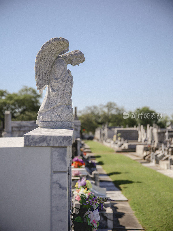 新奥尔良墓地上的祈祷天使雕像