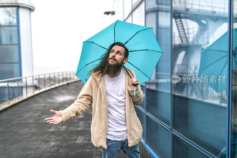 都市潮人在检查外面是否下雨