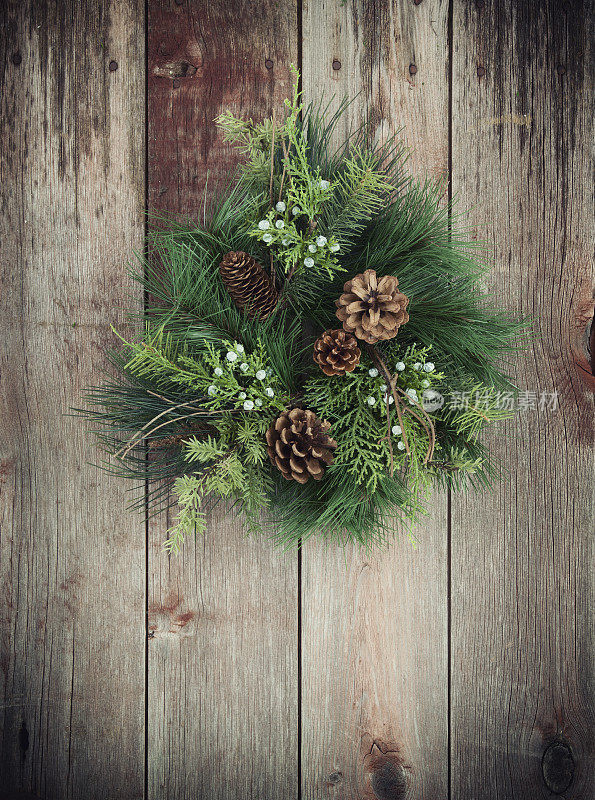 圣诞假日花环在一个木材背景