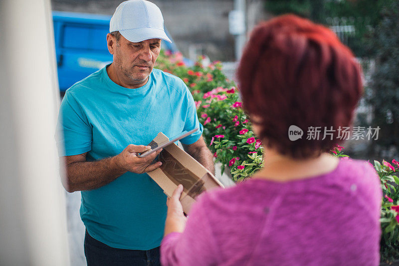 男人送来了一个包裹