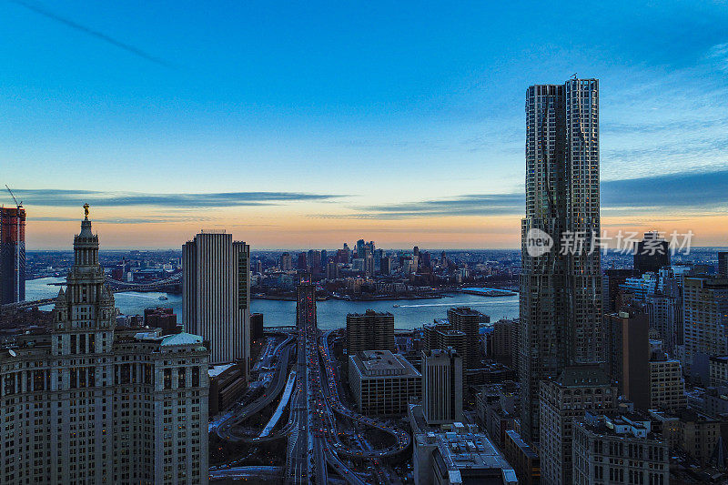 曼哈顿市中心全景，穿过布鲁克林大桥和东河通往布鲁克林。天际线包括主要建筑:曼哈顿市政大楼，布鲁克林大桥广场，纽约盖里，等等。