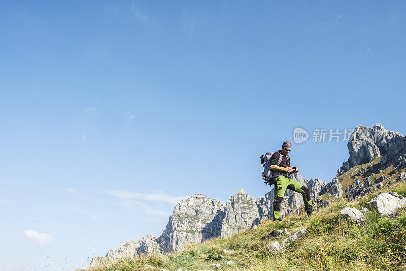 登山者登山时查看智能手机