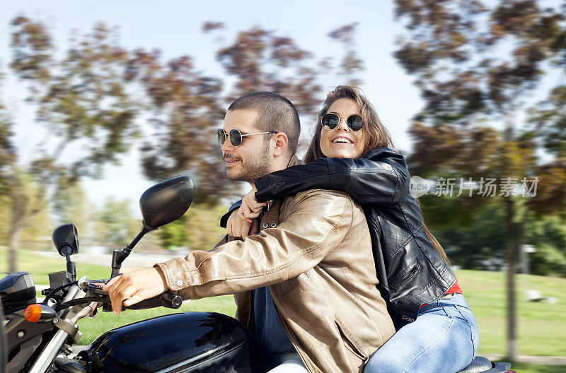 骑摩托车的年轻夫妇