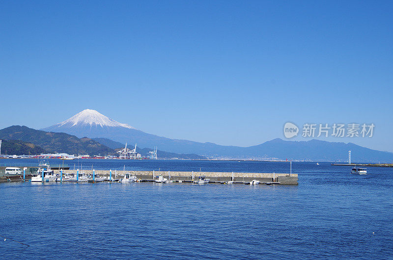 蓝天下的富士山上缀满了雪