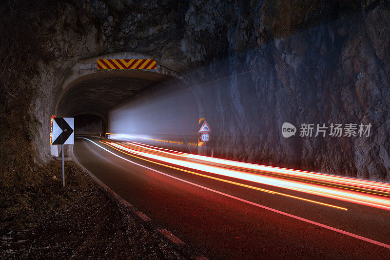 夜间通过隧道的车辆