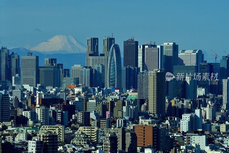 富士山和东京的天际线:白天和黑夜