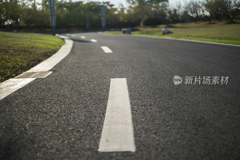 蜿蜒穿过草坪和林地