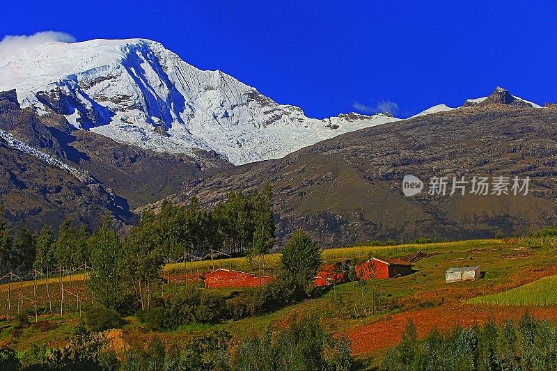 秘鲁布兰卡山脉的科帕山和日落时的农场谷仓