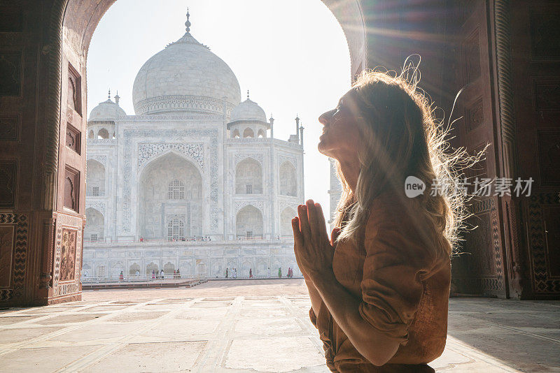 在印度泰姬陵祈祷的女孩