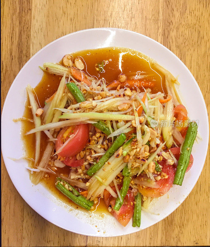 素食者。泰国菜。辣泰国木瓜沙拉。