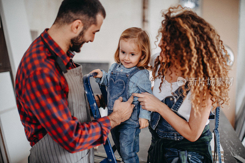 年轻幸福的家庭在梯子上