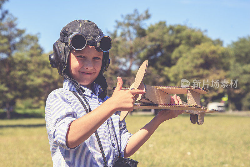 梦想的概念是成为一名飞行员，以男孩的形式成为一名飞机飞行员