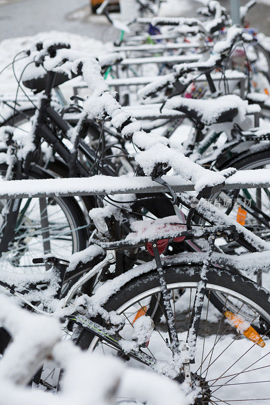 在德国的雷根斯堡，有积雪覆盖的自行车停放