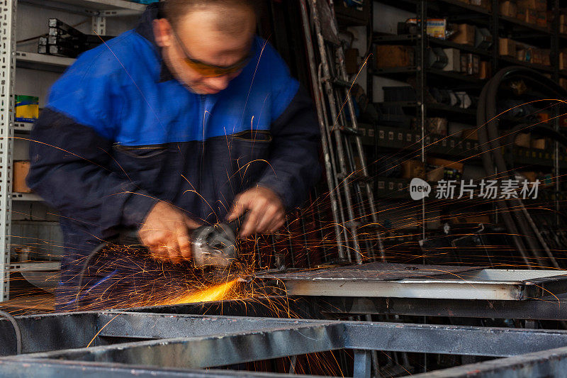 建筑业手工工人用圆锯切割铁器