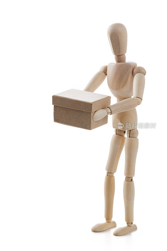 木制人体模型携带一个盒子孤立的白色背景