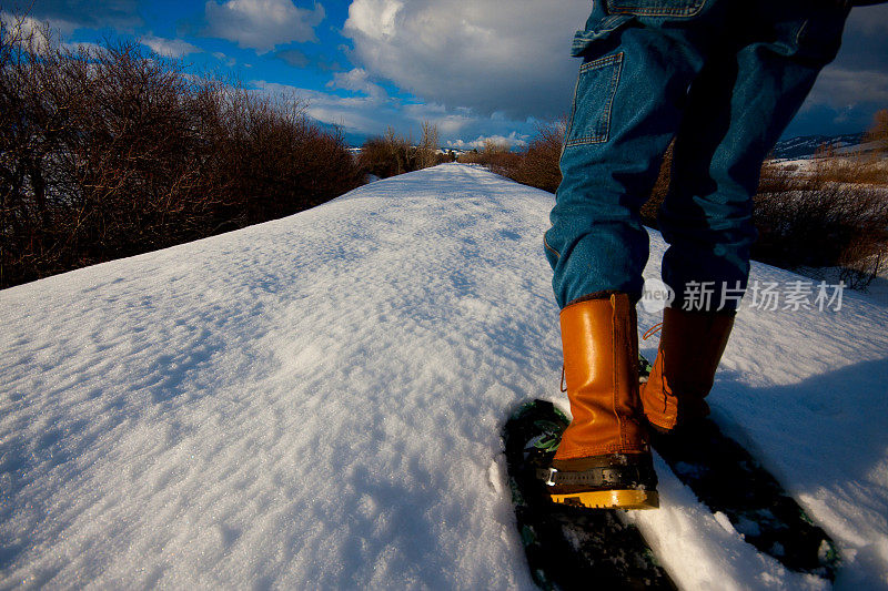 在爱达荷州议会附近的雪地上行走