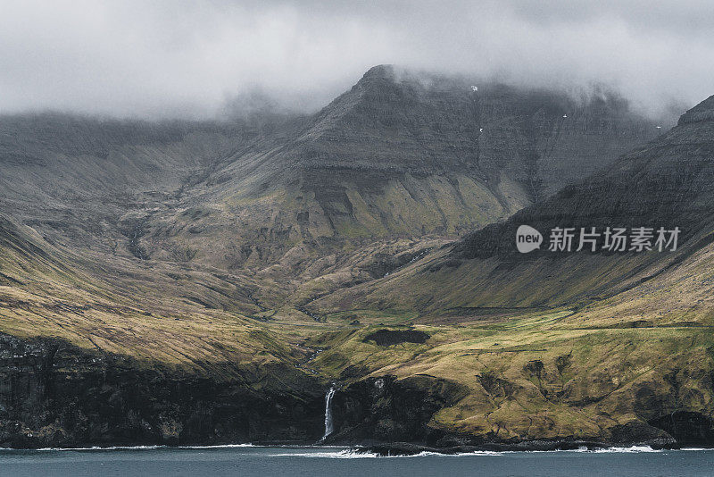 在法罗群岛的风景Múlafossur瀑布坠入大海