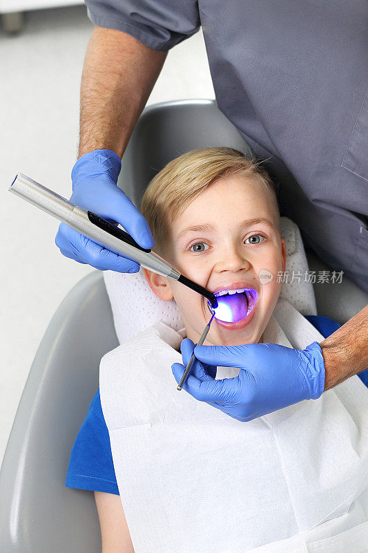 光固化密封，一个孩子在牙科诊所。看牙医的孩子