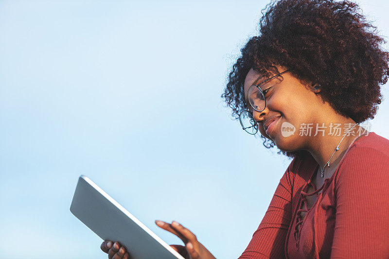 户外与科技晚些时候年轻的埃塞俄比亚女学生