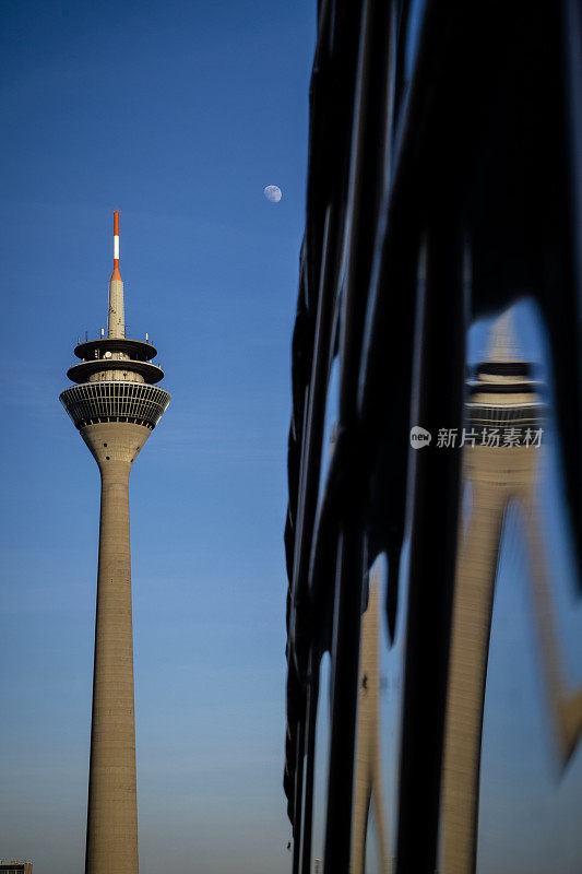 莱茵塔和它在MedienHafen(媒体港)的镜像立面上的反射，Düsseldorf，德国