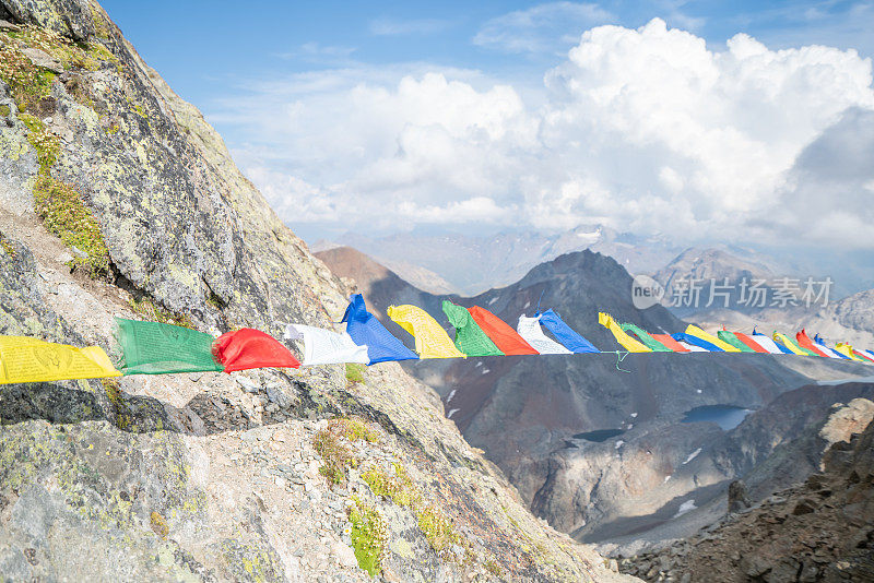 瑞士阿尔卑斯山山顶的喜马拉雅旗帜;伯里纳山脉;3262米