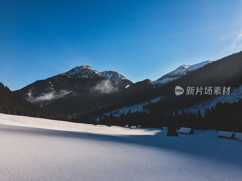 冬季仙境。的雪山风景