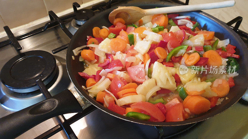 糖醋鸡和蔬菜在油锅里翻炒