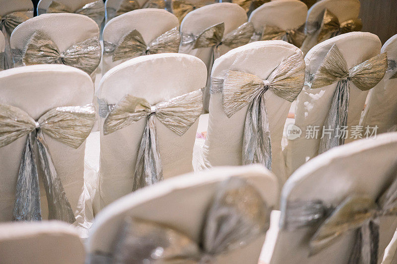 婚礼上用丝带装饰的一排排椅子