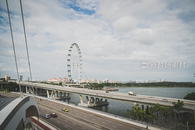 高速公路和摩天轮，新加坡。