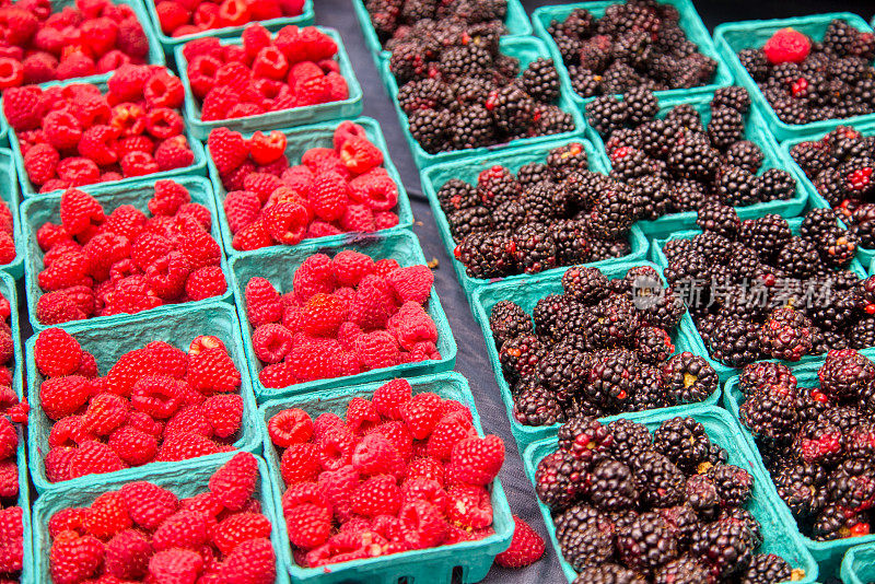 桶装农贸市场的树莓和黑莓