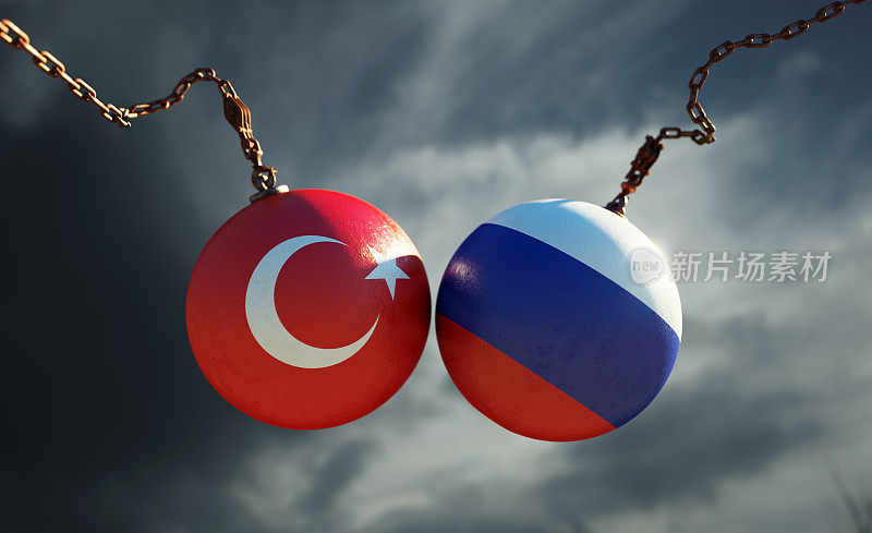 破坏球纹理与土耳其和俄罗斯国旗在黑暗的暴风雨的天空