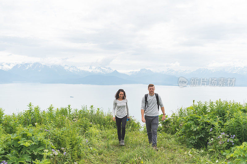 一对千禧年夫妇在阿拉斯加海湾徒步旅行